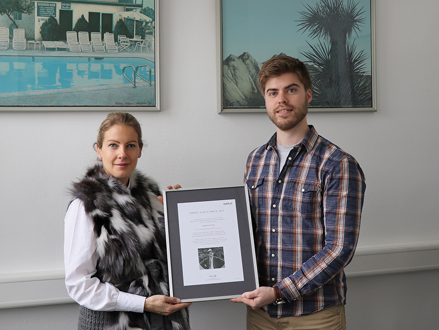 Kusch+Co Geschäftsführerin Ricarda Kusch überreicht Hendrik Ritter
die Urkunde des Ernst Kusch-Preises 2017. Foto: Kusch+Co
