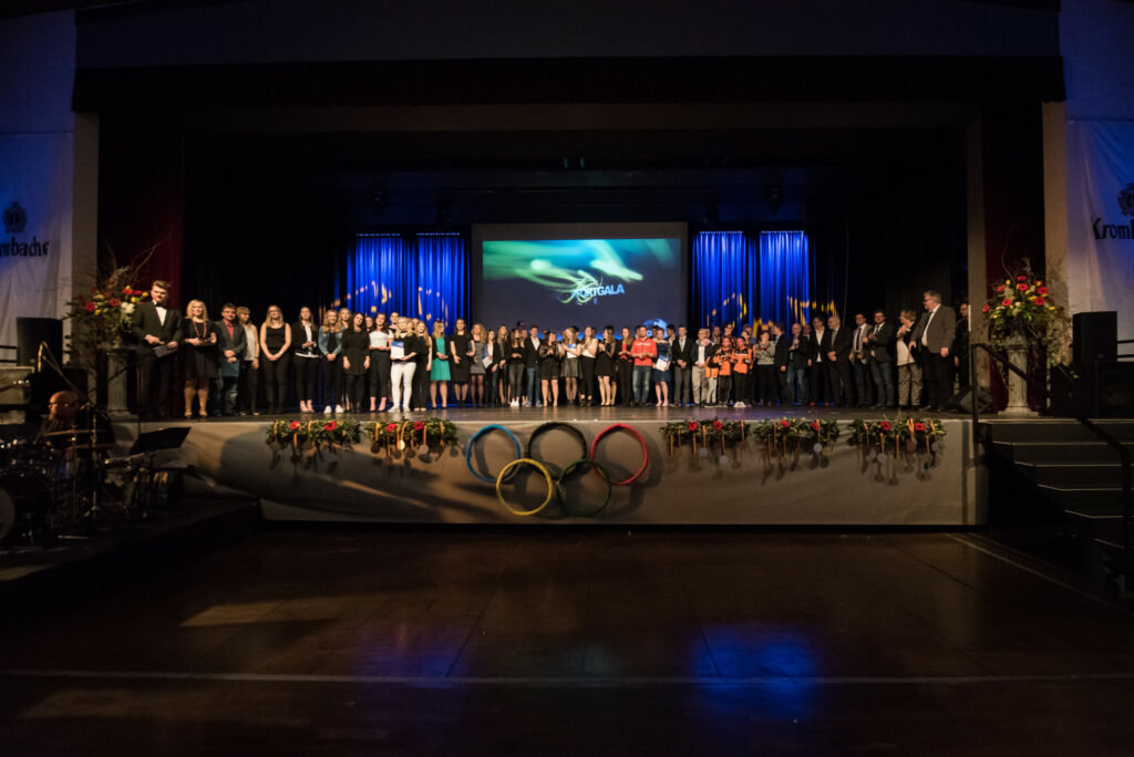 Eindrucksvolles Schlußbild mit allen Siegern und Nominierten der HSK-Sportgala 2018 in der Konzerthalle Olsberg.
Foto: Simon Föster