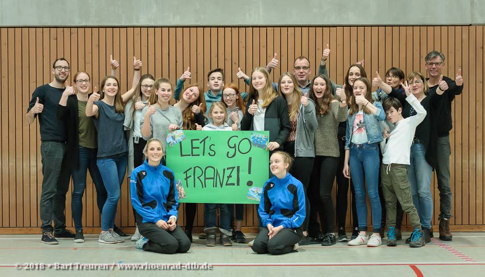 Franziska Kraft (vorne rechts) mit ihrem „Fanclub“ bei der WM-Qualifikation im
Rhönradturnen in Leverkusen.
Foto: Bart Teuren für den Skiclub Brilon