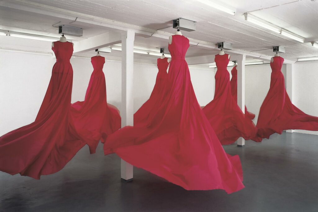 Tanzende Kleider im Lenneatelier: Installation von Ursula Neugebauer, Foto: Carsten Gliese