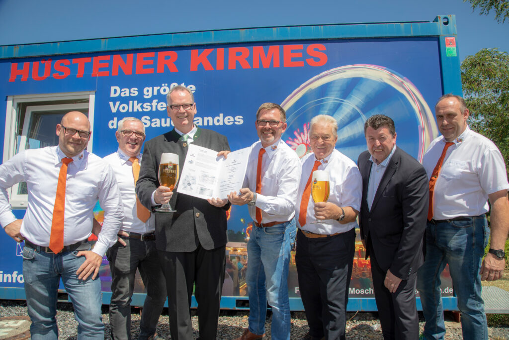 Die Brauerei C. & A. Veltins bleibt für weitere fünf Jahre exklusiver Bierpartner der traditionsreichen Hüstener Kirmes / Hüstener-Kirmes-Gesellschaft (HKG). Nach der Vertragsunterzeichnung stießen Giovanni Weinz (HKG), Hubertus Gössling (HKG), Peter Oser-Veltins, Ingo Beckschäfer (HKG), Heiner Vogel (HKG), Winfried Klemm (Veltins-Verkaufsleiter) und Thomas Wiegelmann (HKG) mit einem frischen Veltins auf die Fortführung der Partnerschaft an (v.l.n.r.). Foto: VELTINS