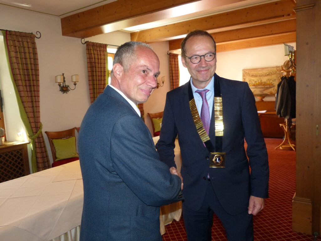 Das Foto zeigt Thomas Poggel (re.) und Martin Schwonzen (li.) bei der Übergabe der Präsidentenkette.