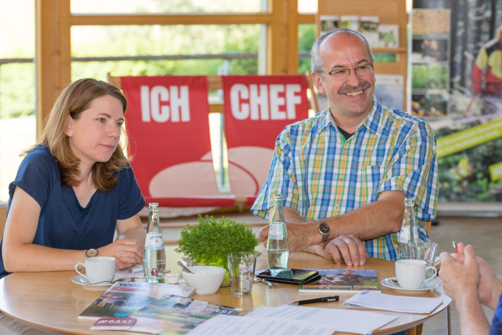 Elke Spaller, Projektleiterin von #G.A.S.T. und der Vorsitzenden des Verkehrsvereins Schmallenberger Sauerland e.V. nehmen die Fachkräfteproblematik in der Gastronomiebranche unter die Lupe
