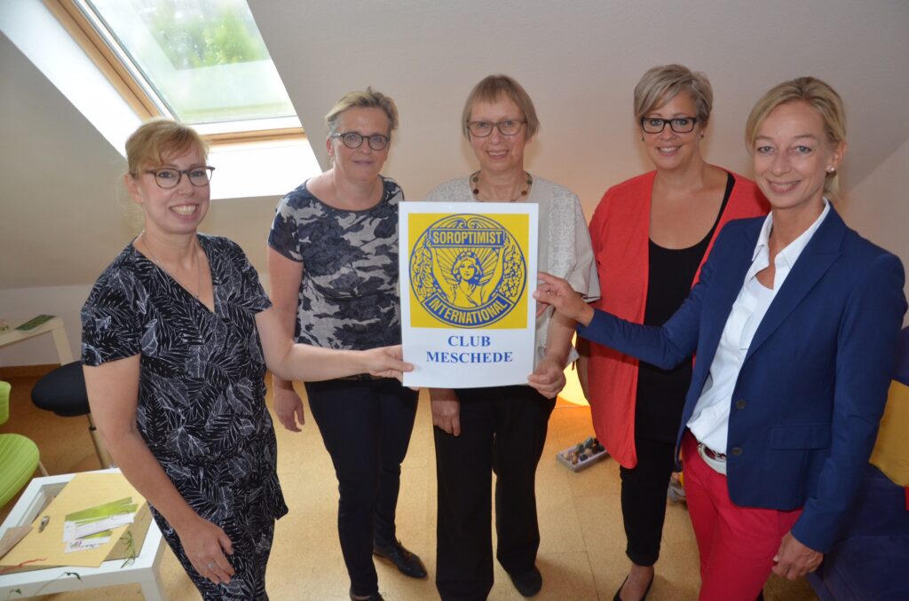 Das Foto zeigt von links Susanne Willmes, Ulrike Peus, Barbara Hönsch, Evelyn Tillner, Bettina Steden bei der Spendenübergabe
Foto: Privat.