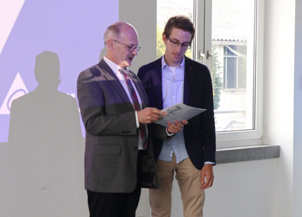 (v.l.) Prof. Dr.-Ing. Detlev Patzwald aus Hagen überreichte den Preis an Absolvent Patrick Lenzen. Foto: privat