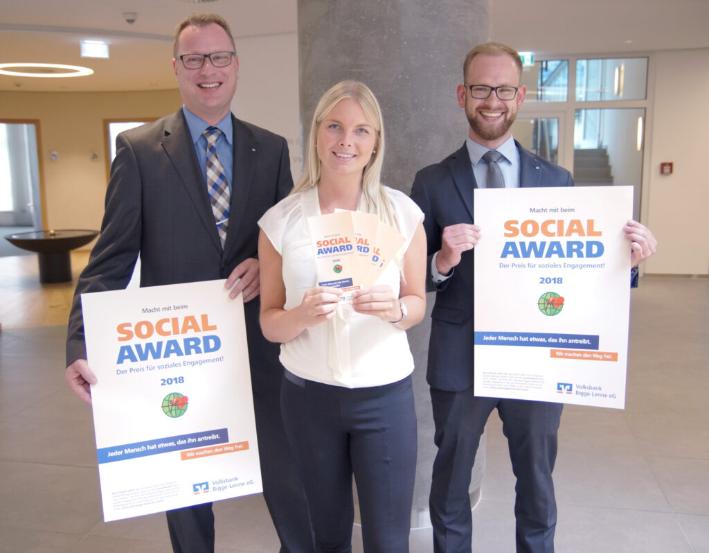 Freuen sich auf zahlreiche Nominierungen für den Social Award 2018: (v.l.) Egon Mester, Sarah Simon und Nils Sprenger von der Volksbank Bigge-Lenne.