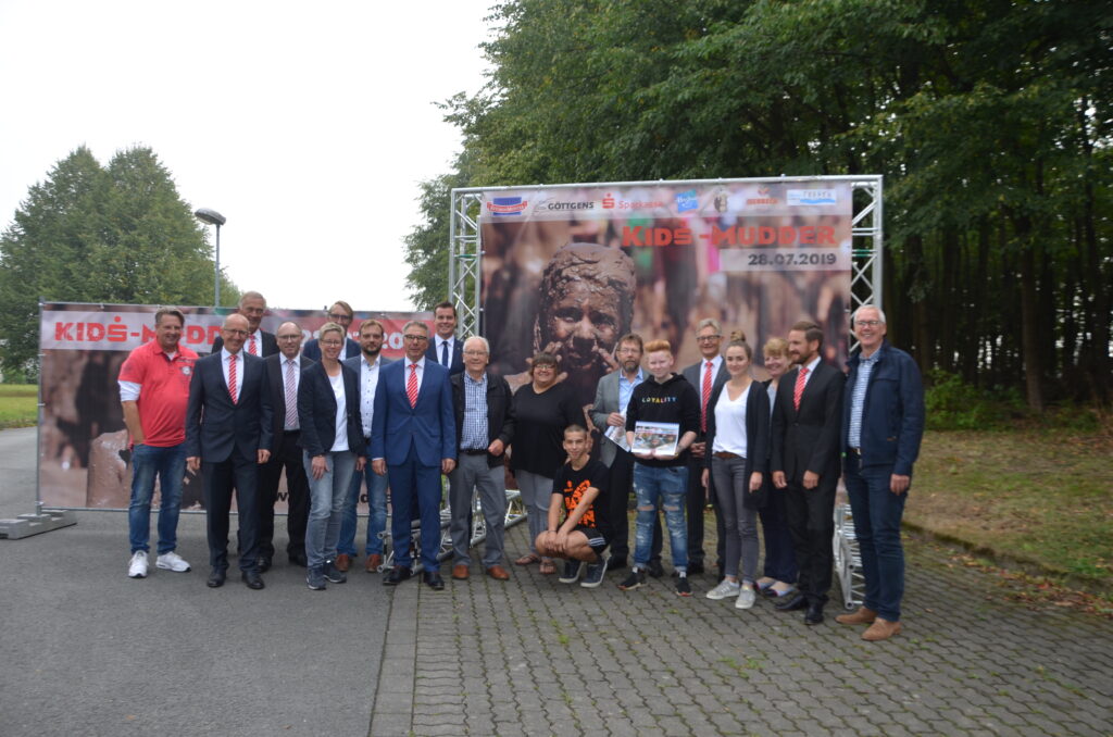 Vertreter der Sponsoren, des Veranstalters und der Gemeinde Möhnesee freuen sich auf den ersten Sparkassen Kids-Mudder in NRW am 28. Juli 2019. - Foto: Braun/Hellweg Solution
