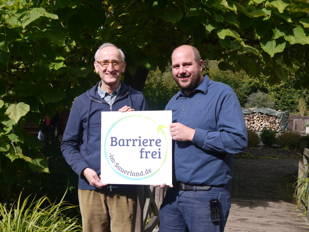 Marc Brüggemann (r.) und Bernhard Pilgram mit dem Signet von „Barrierefrei im Sauerland“.
Foto: Marion Göddecke
© Sozialwerk St. Georg LenneWerk gGmbH 