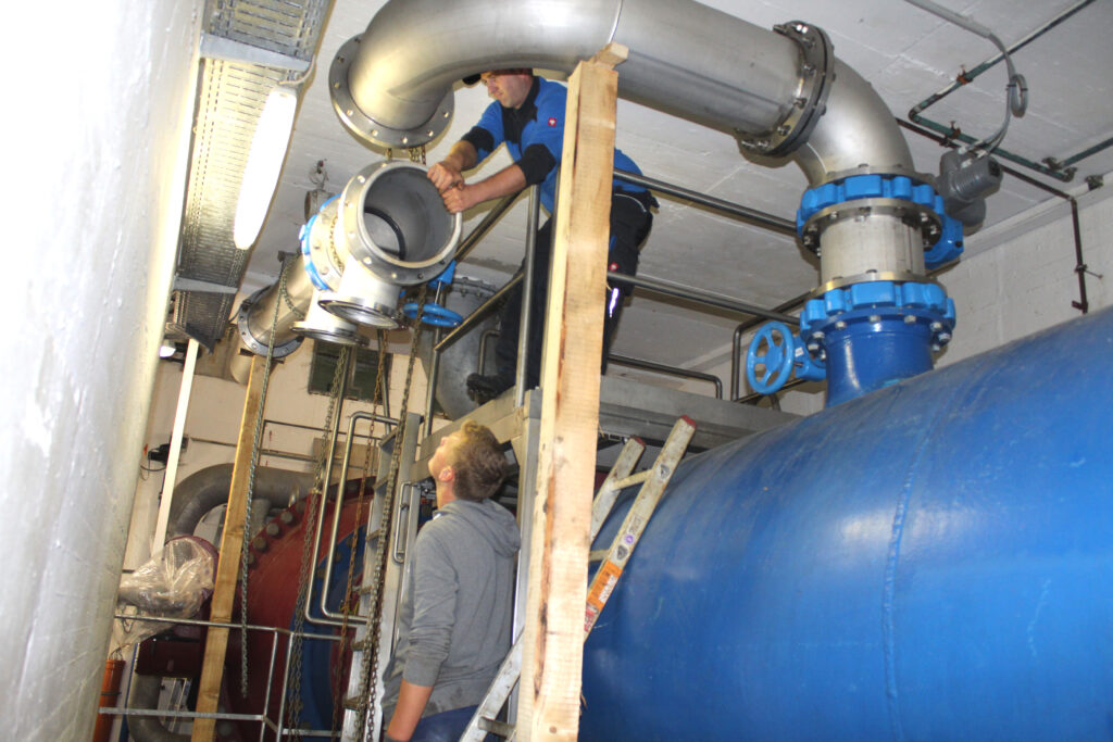 Bildzeile: Vorbeugende Maßnahme: Die Rohrleitungsanschlüsse für die Pumpe sind bereits im linken Grundablass des Hennesees eingebaut. Foto: Hochsauerlandwasser GmbH