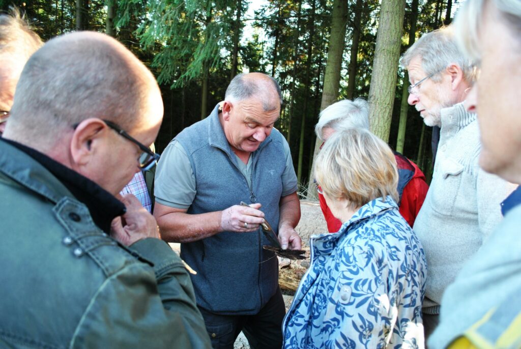 1.) Stadtförster Roland Wiese präsentiert den Mitgliedern des Stadtrates, wie sich der
Borkenkäfer unter der Rinde von Nadelbäumen ausbreitet.