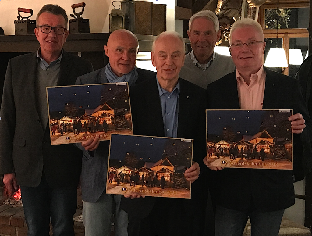 Vorstandsmitglieder des Lions Club Schmallenberg stellten heute Abend den Adventskalender 2018 vor. Von links nach rechts: Otto Ax, Ludger Hanfland, Rainer Ludwig, Norbert Otto und Matthias König.
