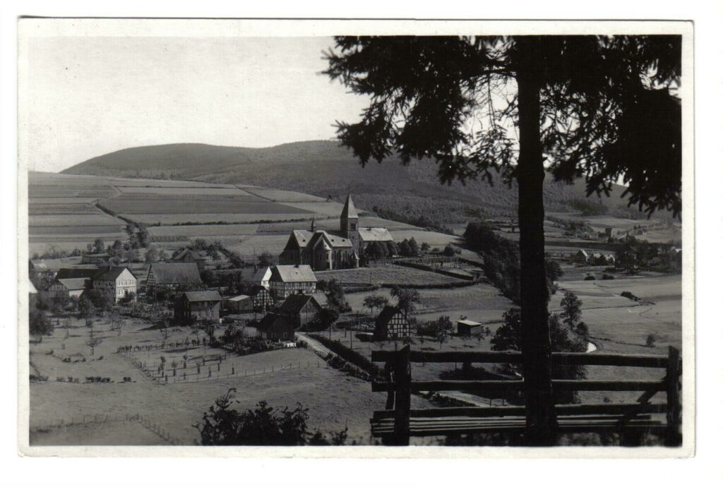 Ansichtskarte von Albaum in den 1920er Jahren, im Vordergrund eine frisch angelegte Obstwiese (Kreisarchiv Olpe)