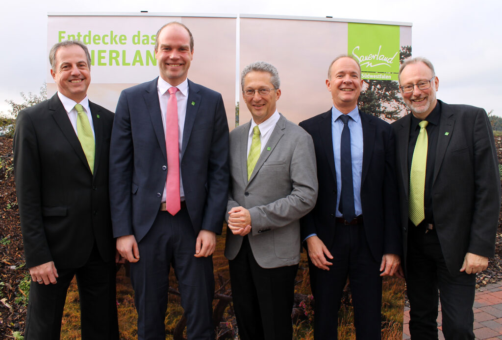 Kontinuität in Vorstand und Geschäftsführung: (von links) Dr. Jürgen Fischbach, Frank Linnekugel, Thomas Weber, Theo Melcher und Eckhard Henseling.
Foto: Sauerland-Tourismus e.V. / Rouven Soyka