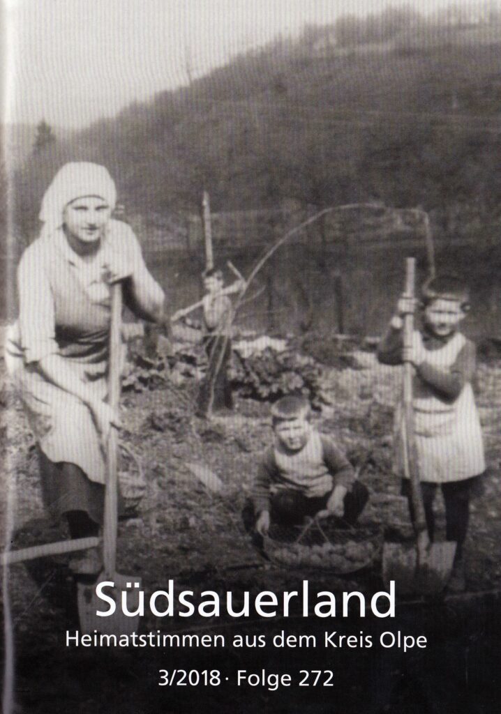 Das Titelbild von „Südsauerland“ zeigt das Kartoffel-Setzen im Garten der Familie Wörenkämper in Stade im Jahr 1925.
Foto: Karl Wörenkämper
