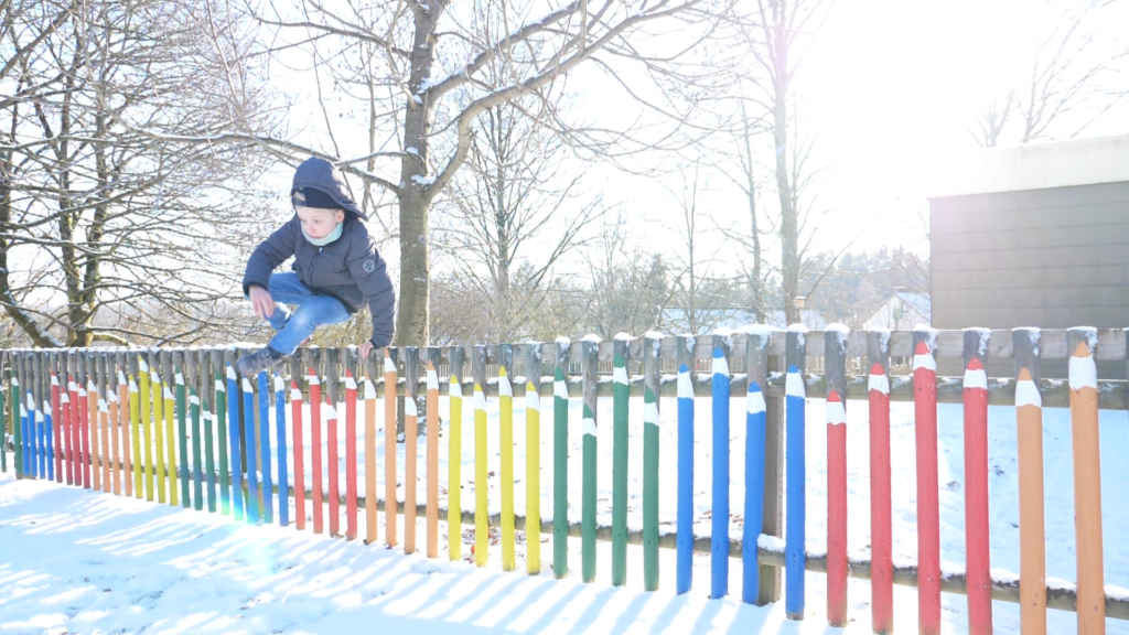 Mit einem kräftigen Sprung überwindet Fabio den Zaun des Kindergartens. Foto: Stephen Draheim
