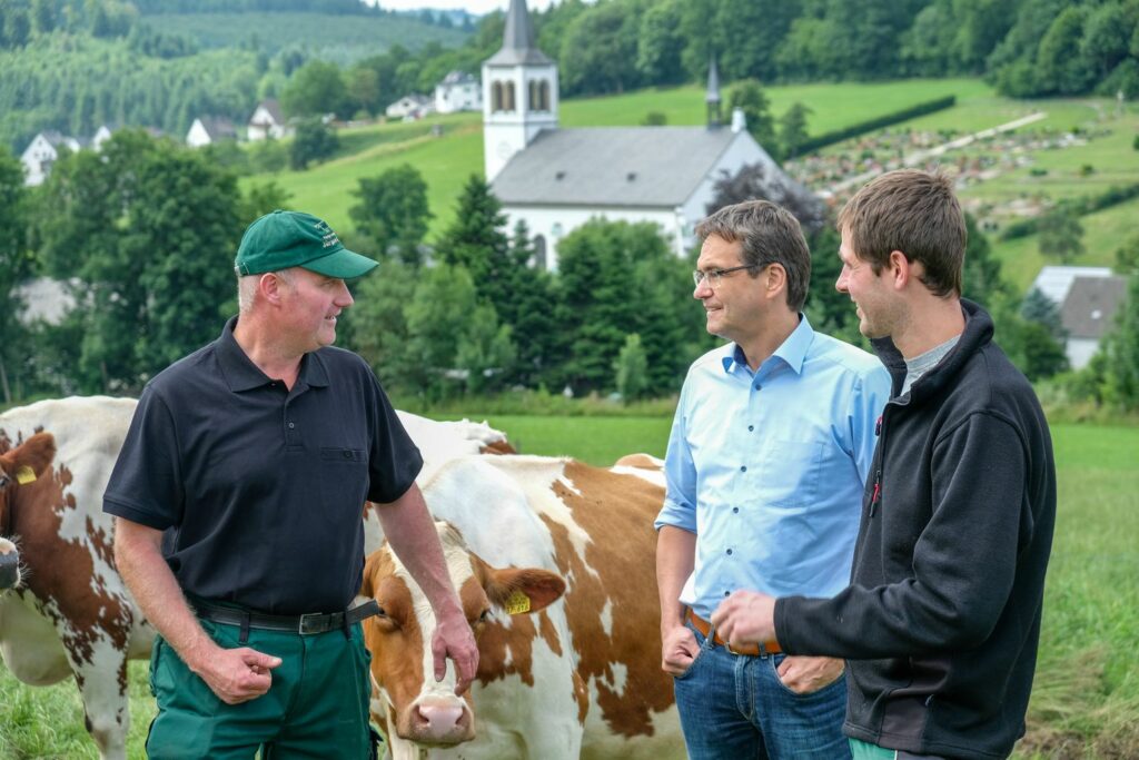 Bundestagsabgeordneter Dr. Peter Liese im Gespräch mit Sauerländer Landwirten.
