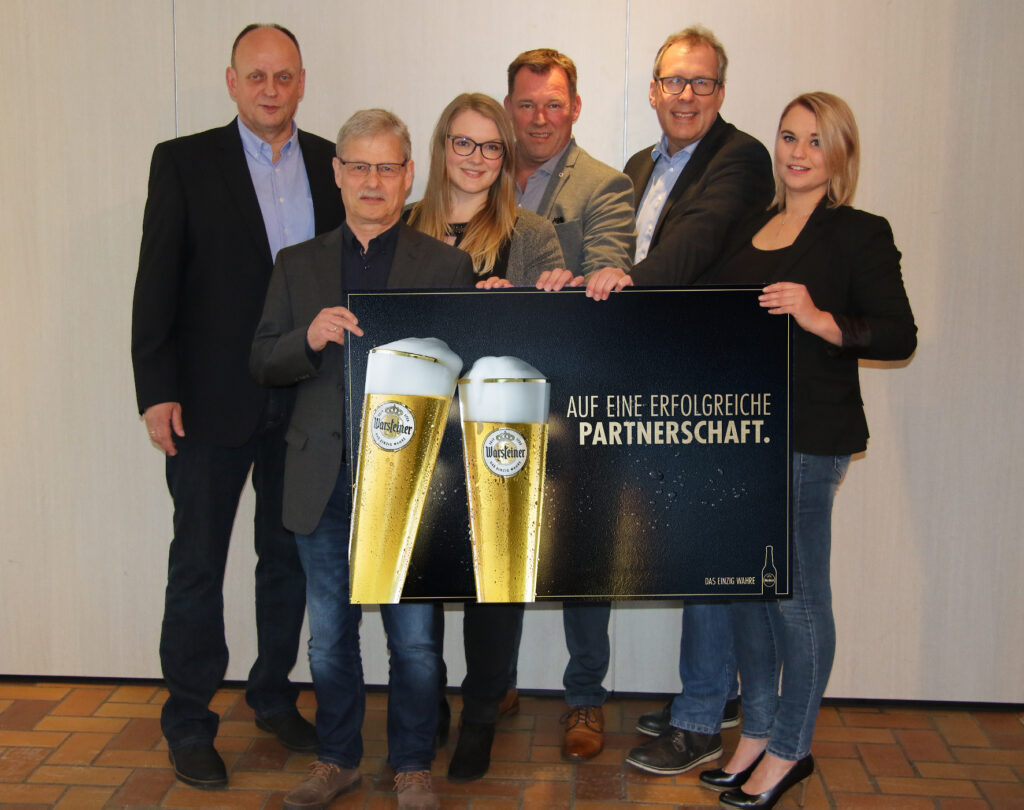 Klaus Odenthal (Hauptmann), Ferdi Rath (3. Geschäftsführer), Sarah Schauerte (Warsteiner), Thomas Wulfert (Warsteiner), Dirk Brauns (1. Geschäftsführer), Tabea Sperlich (Sauerland Getränke) / Fotocredit: Warsteiner Brauerei.
Ostwiger Schützen bleiben ihrer Marke treu