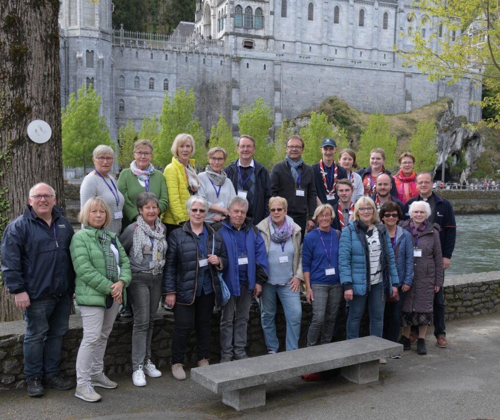 Die Geseker Pilgergruppe vor der Grotte (rechts im Bild) und der Rosenkranzbasilika, mitten im Heiligen Bezirk in Lourdes. Foto: Bernhard Bauer