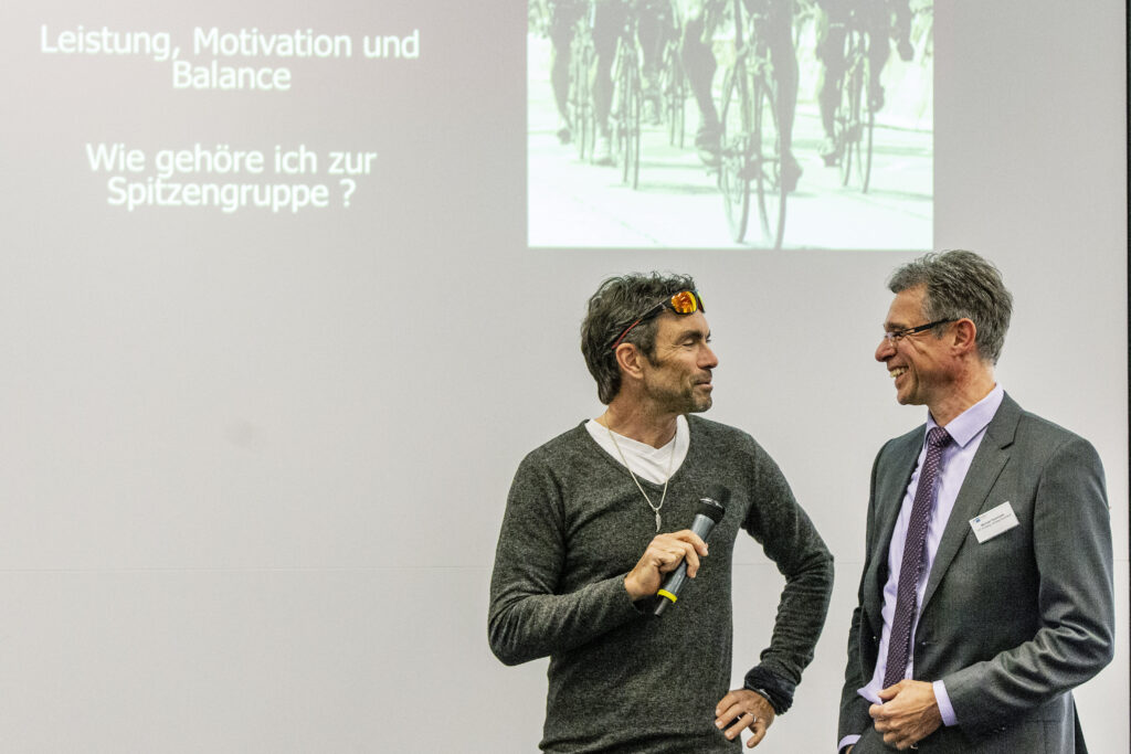 Marcel Wüst (links) und Michael Rammrath (rechts, von der IHK) kurz vor Beginn des Vortrags. (Foto: Ralf Litera)