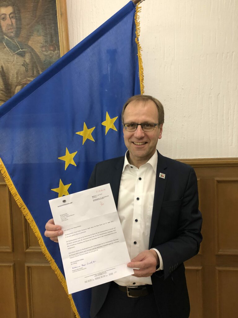 Bürgermeister Dr. Bartsch mit dem Brief von Bundespräsident Frank-Walter Steinmeier. (Foto: Öffentlichkeitssarbeit Stadt Brilon)