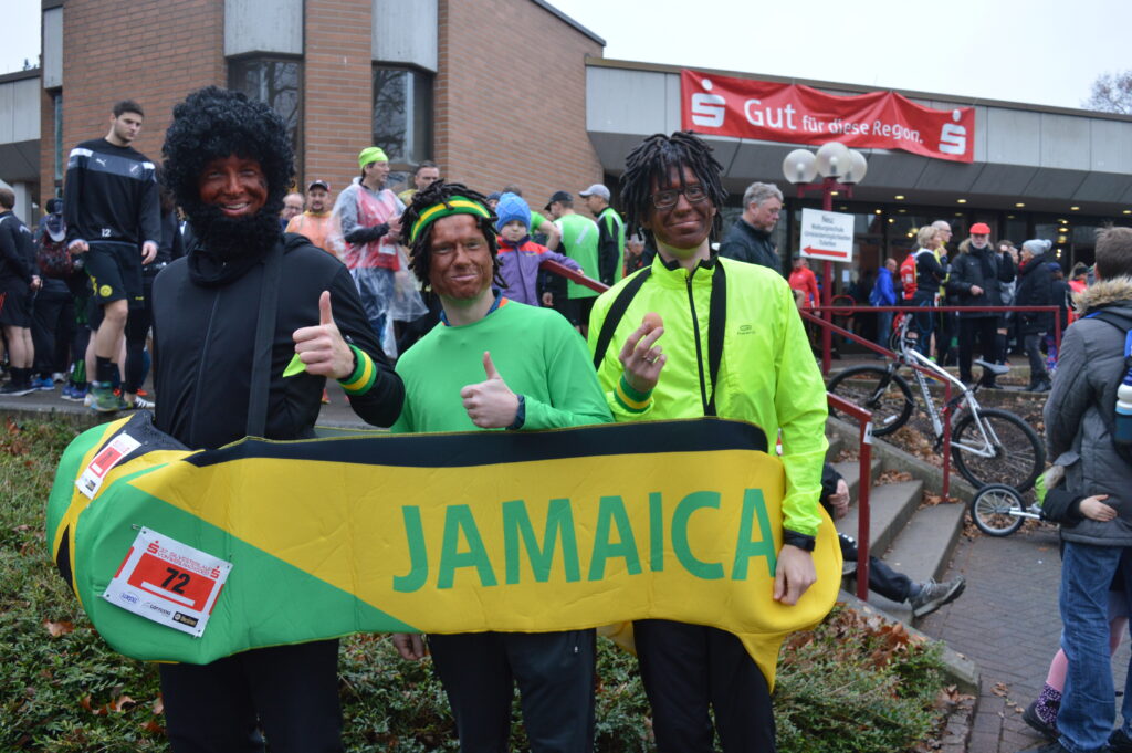 Beim Inklusionslauf sind natürlich auch Verkleidungen, wie hier Bob Jamaika beim Silvesterlauf, erlaubt. - Foto: Stallmeister/Hellweg Solution