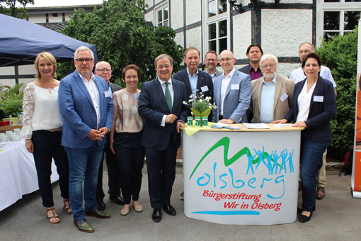 Vorstand und Kuratorium der Bürgerstiftung freuten sich über den Besuch von Minister-präsident Armin Laschet. Foto: Stadt Olsberg