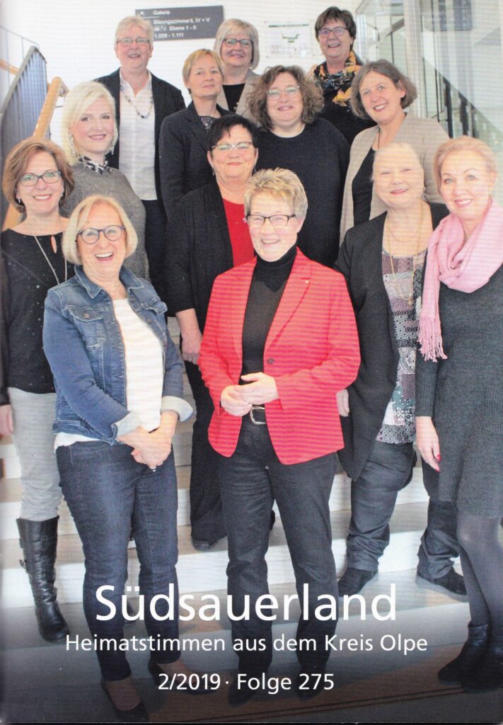 Das Titelbild von „Südsauerland“ zeigt die Frauen des Olper Kreistags im Jahr 2019. Foto: Hans-Werner Voß