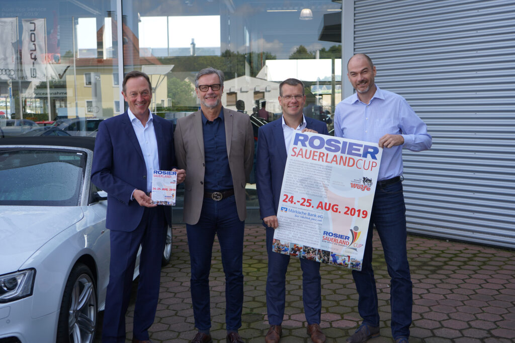 Stellten den ROSIER Sauerland Cup vor (v.l).: Martin Weber (Märkische Bank), Kai Knafla, Frank Ostermann (Autohaus Rosier) und Frank Schlücking (SG Menden Sauerland Wölfe)
