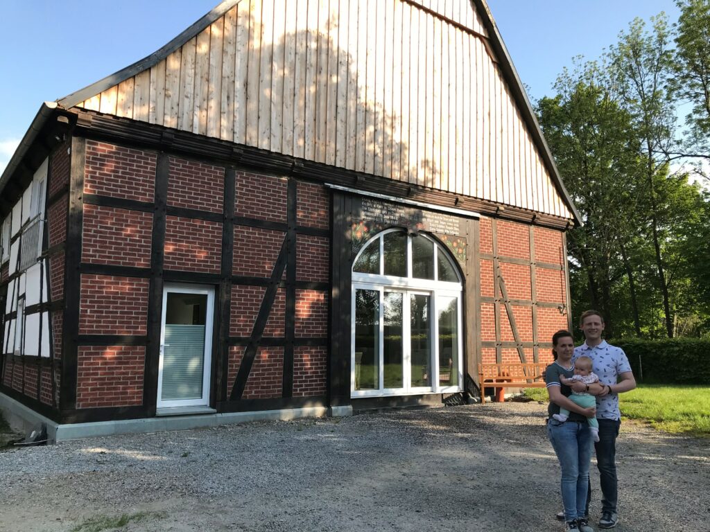 Peter, Jessica und Annabelle Schulte stolz vor ihrem ortsbildprägenden Fachwerkhaus in Westendorf. Eine 35-prozentige Landesförderung hilft bei der Erneuerung des Daches. Foto: privat