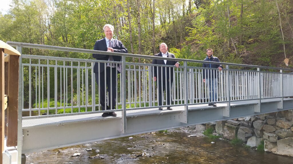 Andreas Dicke (technischer Beigeordneter), Alfons Brüggemann (Bezirksausschussvorsitzender) und Thomas Gräff (Bauleiter Tiefbauamt) auf der neuen Brücke