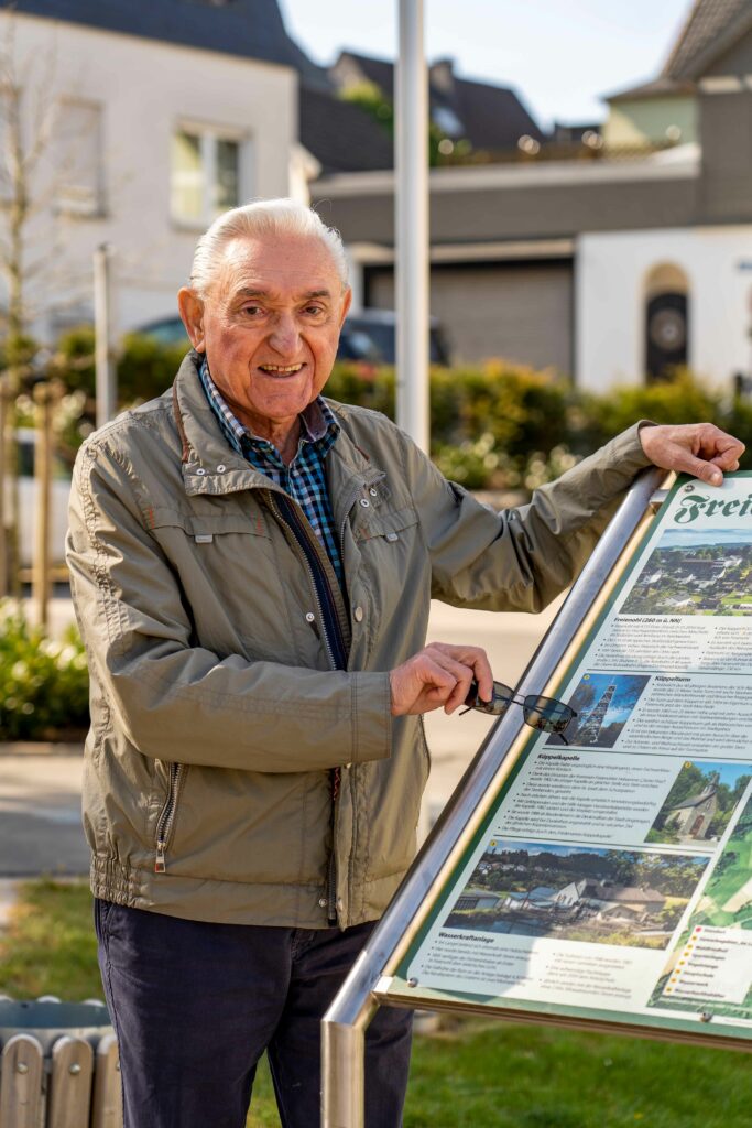 Dr. phil. Harald Gampe - Die Infotafeln auf dem „Pausenhof“ in Freienohl beschreiben in Bild und Wort die Entwicklung des Ortes einst und jetzt