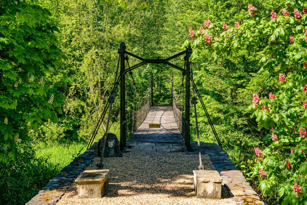 Die Ketten-Hängebrücke im Park von Schloss Laer  Ein beachtenswertes Bauwerk
