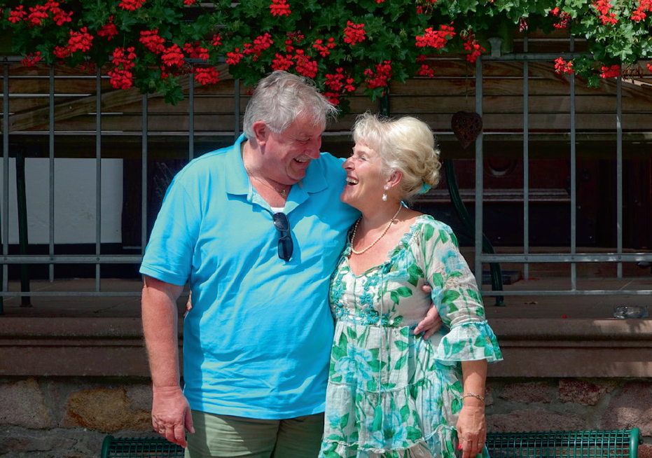 Alte Liebe aufgefrischt! Andrea und Fritz Holbeck, zwei „Ruhris“ wie aus dem Bilderbuch, nach zwei Tagen „Urlaub“ in Oberhundem. Foto: giba