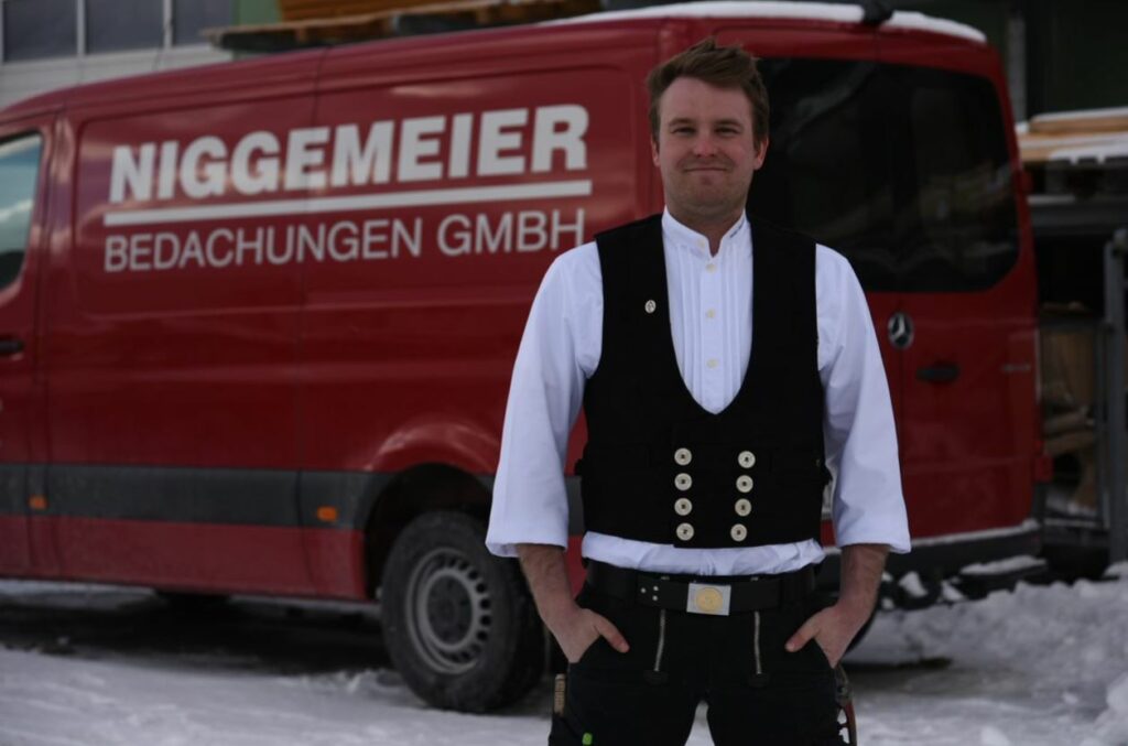 Florian Bergmann hat gerade seine Prüfung zum Dachdeckerund Klempnermeister erfolgreich abgeschlossen