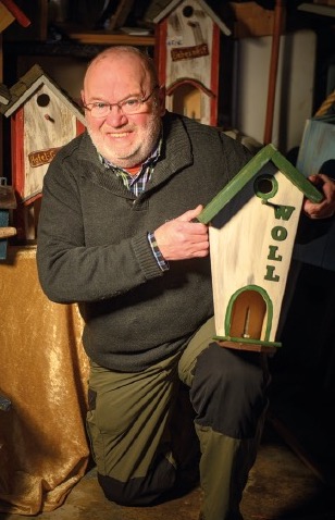 Reinhold Hölter mit dem Original-WOLL-Vogelkasten