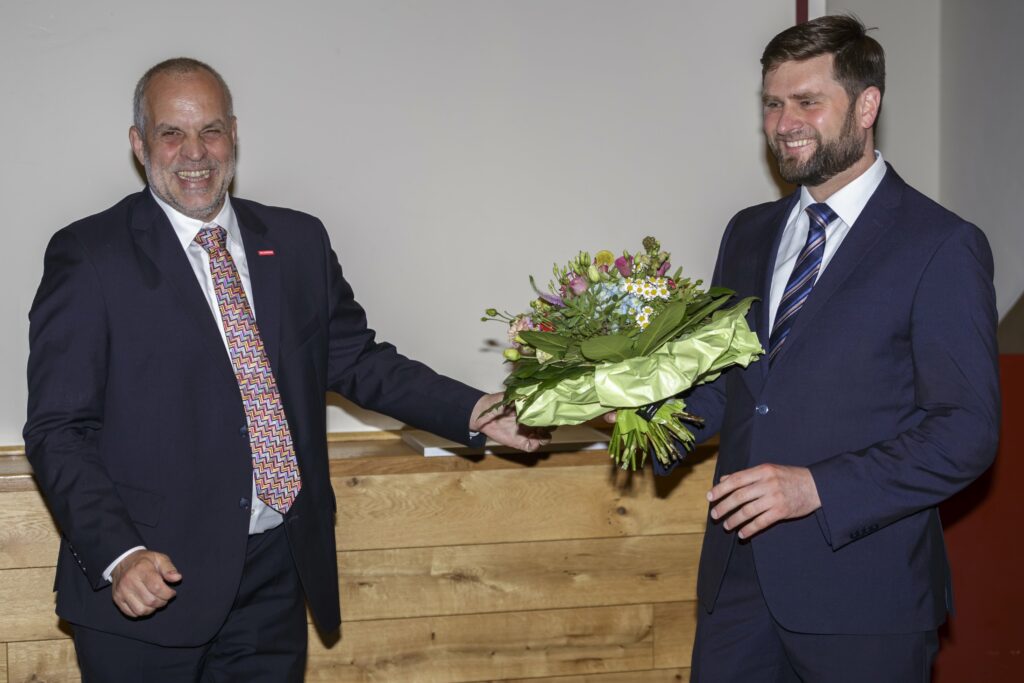 Kammerpräsident Jochen Renfordt (l.) gratuliert dem künftigen Hauptgeschäftsführer Hendrik Schmitt zum einstimmigen Wahlergebnis.