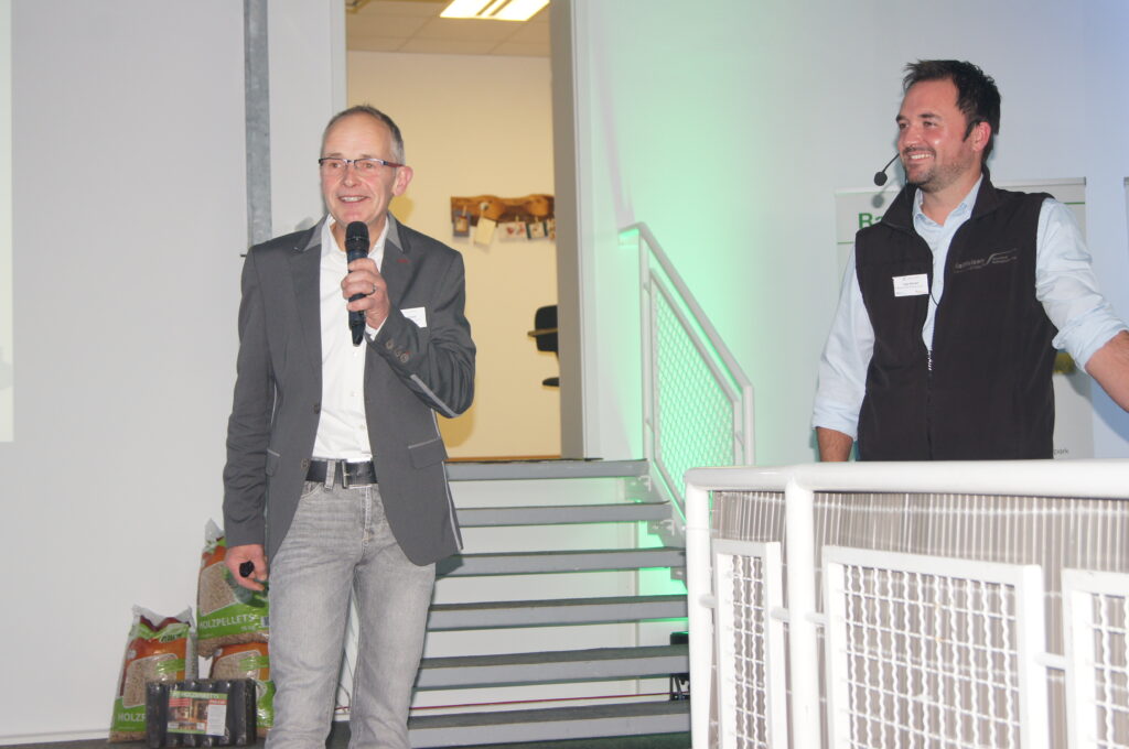 Stefan Belke und Ingo Brunert präsentieren die Raiffeisen Sauerland Hellwig-Lippe eG auf dem 18. Unternehmerforum von SUZ - Schmallenberg Unternehmen Zukunft e.V.
Foto: SUZ