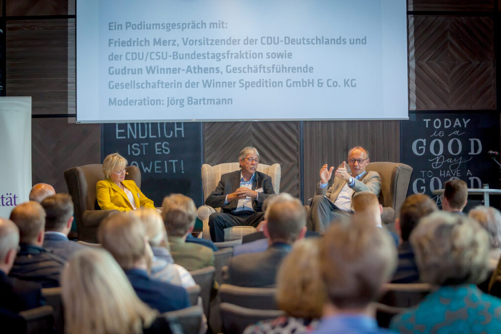Muntere Gesprächsrunde mit brisanten Themen bei »Sauerland Initiativ« (von links): Gudrun Winner-Athens, Jörg Bartmann und Friedrich Merz.