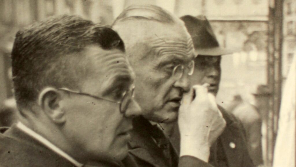 Die nationalsozialistischen Kleriker Joseph Roth aus München (ganz links) und Lorenz Pieper aus dem Sauerland (ganz rechts) bei einem Treffen „brauner Priester“, vermutlich im Jahr 1933.
Foto-Reproduktion: Peter Bürger (Original im Pieper-Nachlass, Abtei Königsmünster).
