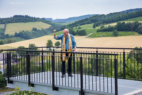Pastor Stipp weiht den neuen Balkon an der Fotoroute feierlich ein