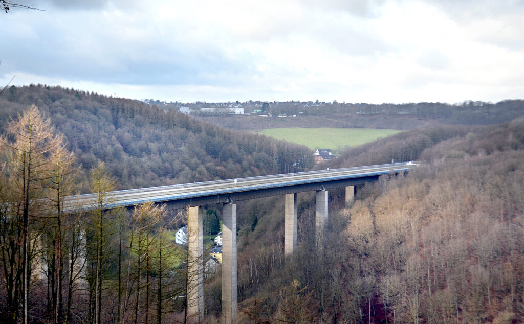 A45-Talbrücke Rahmede
Seit knapp zwei Wochen steht fest: Über die marode Rahmedetalbrücke auf der A45 bei Lüdenscheid (NRW) wird nie wieder ein Auto fahren.