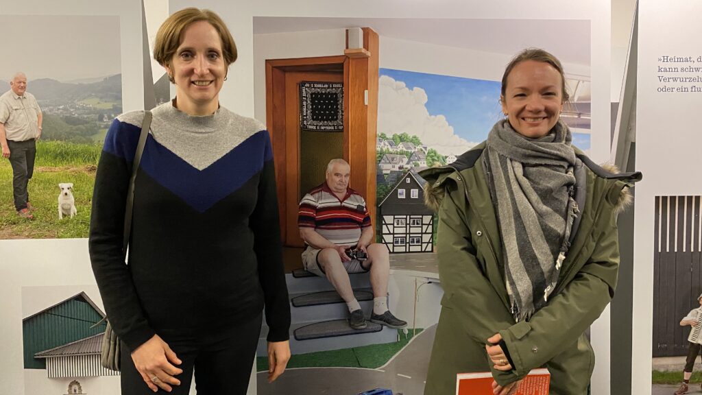 Sabrina Janesch (links) und Christina Stohn (rechts) präsentierten ihre künstlerischen Ergebnisse aus den Schmallenberger Golddörfern