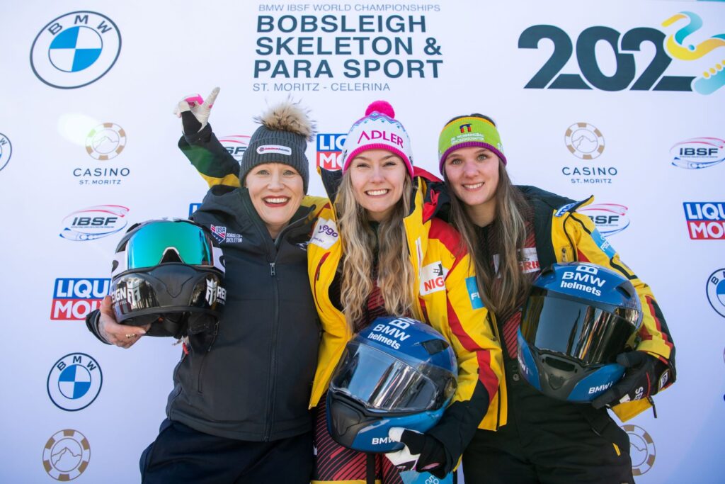Die drei Medaillengewinnerinnen der Monobob-WM von St. Moritz: Goldmedaille für Laura Nolte (Mitte, BSC Winterberg), Silber ging an Kaillie Humphries (links, USA) und Bronze sicherte sich Lisa Buckwitz (BRC Thüringen). – Foto: IBSF/BSD Viesturs Lacis