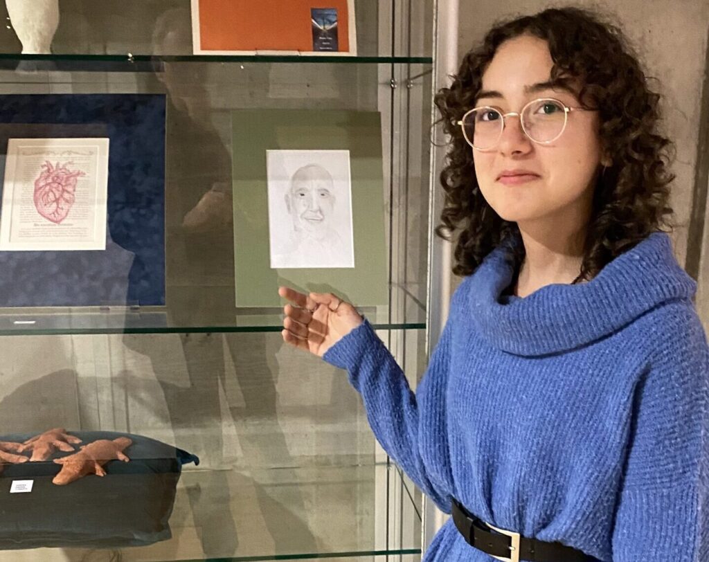 Kinder im Alter von 12 bis 15 Jahren aus der Türkei, dem Irak und der Ukraine haben unter Anleitung der Künstlerin Anda Dinu Zeichnungen und kleine Skulpturen für den 