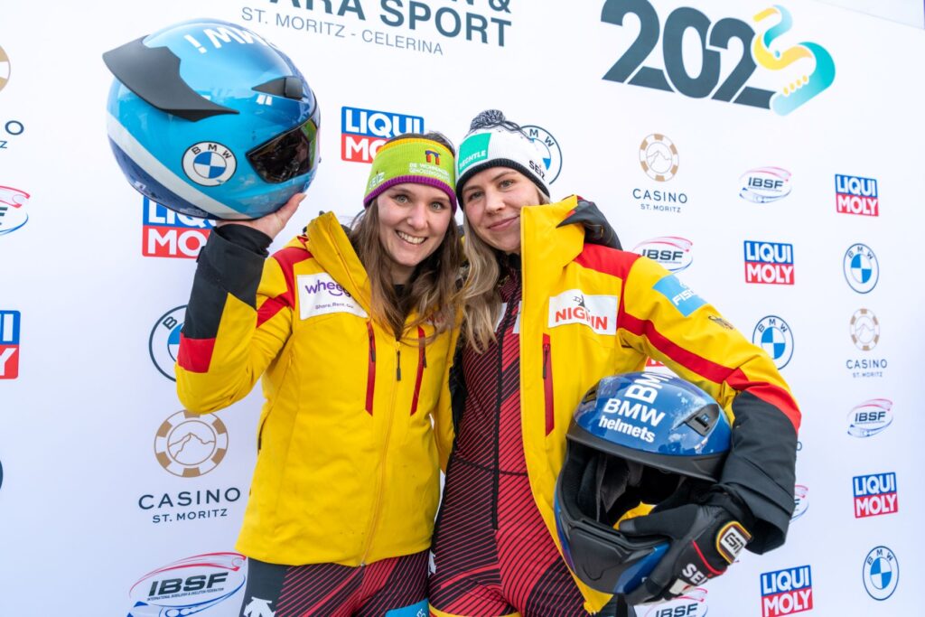 Lisa Buckwitz (links) und Kira Lipperheide (TV Gladbeck) führen zur Halbzeit bei der Zweierbob-WM der Frauen in St. Moritz. – Foto: IBSF/ Viesturs Lacis 