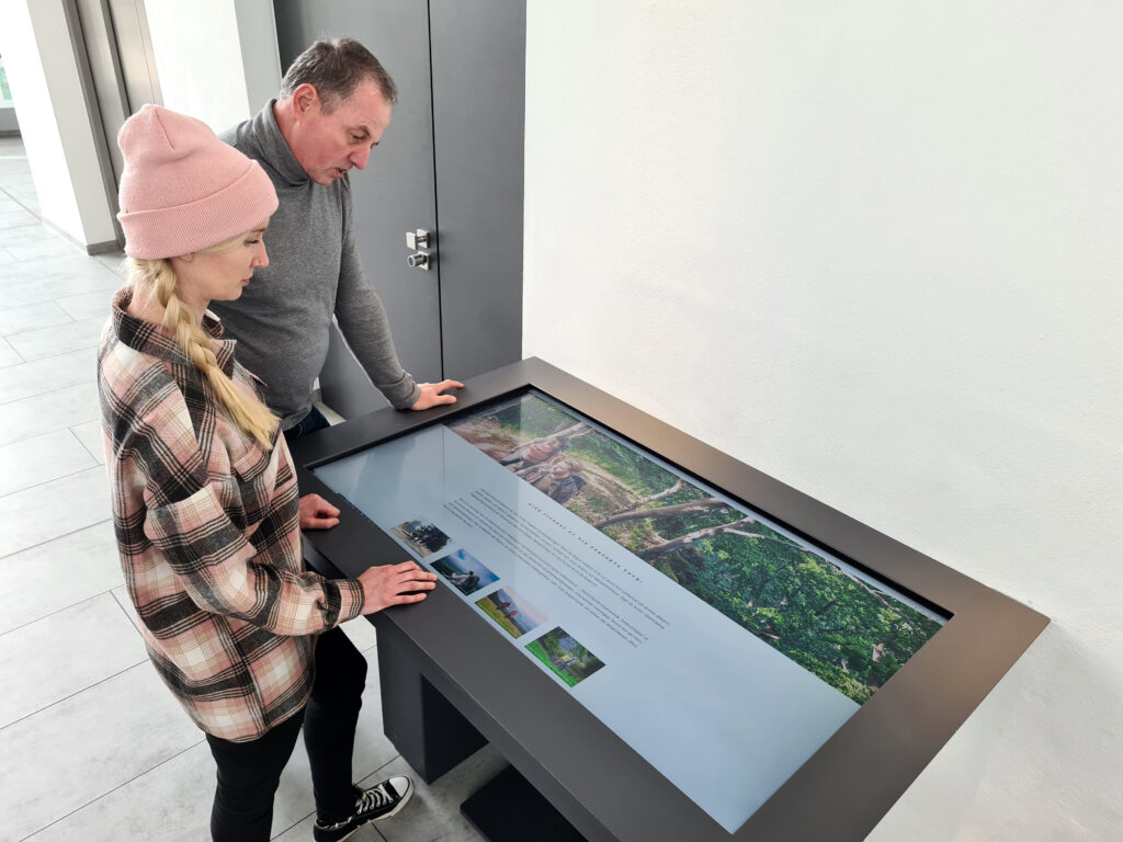 Macht auch auf dem großen Touchtisch eine gute Figur – die Internetseite des Sauerland-Tourismus im neuen Design.
Foto: Sauerland-Tourismus e.V. / Rouven Soyka

