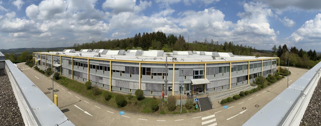 Eindrucksvoller Bau: Das Briefzentrum 57 der Deutschen Post steht seit nunmehr 25 Jahren auf der Bühler Höhe in Freudenberg.