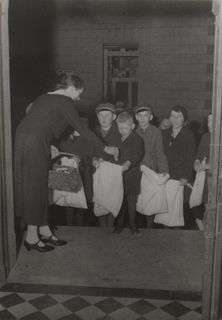 Beim Heischegang wie hier um 1930 in Borgholzhausen sangen die Kinder vor den Häusern ein Lied und erhielten dafür Äpfel, Nüsse oder Süßigkeiten. Dieser Brauch wurde seit der Wende zum 20. Jahrhundert zunehmend als störend empfunden.
Foto: LWL-Alltagskulturarchiv