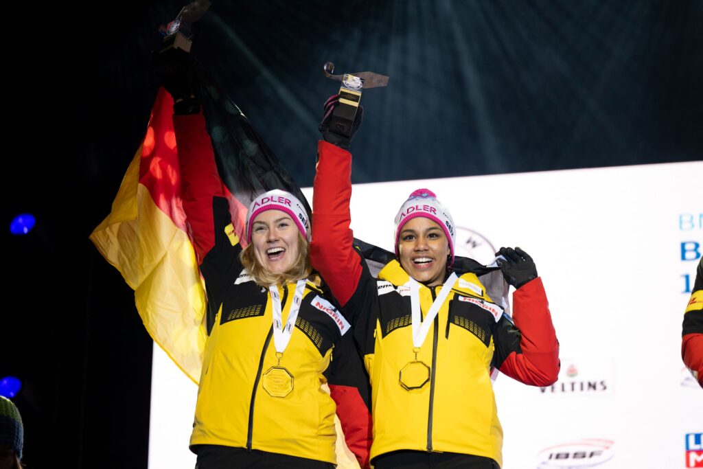 Die NWBSV-Athleten wollen auch im kommenden Winter jubeln, wie Laura Nolte und Deborah Levi als Silbermedaillengewinnerinnen im Zweierbob bei der Heim- WM. – Foto: Viesturs Lacis / BSD
