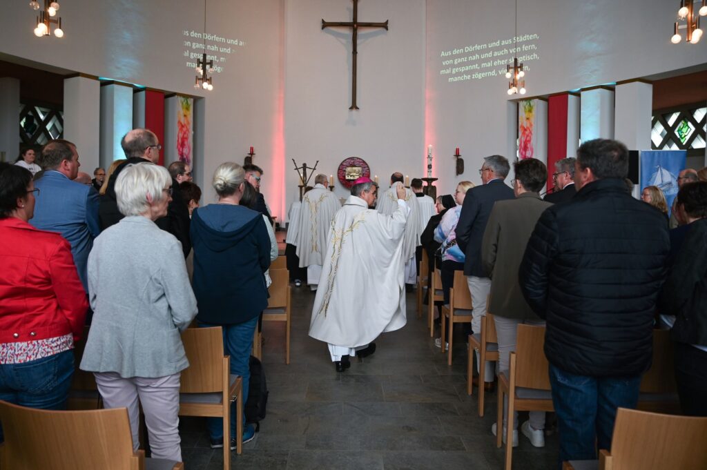 Gemeinsam mit zahlreichen Haupt- und Ehrenamtlichen feierte Erzbischof Bentz Eucharistie. Foto: Anna-Sophie Meyer / Erzbistum Paderborn